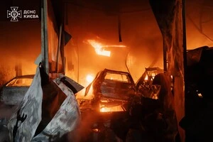 На столичній Оболоні спалахнула масштабна пожежа після вибуху (відео)