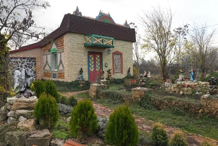 На Миколаївщині чоловік зводить будинок-писанку