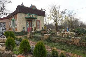 На Миколаївщині чоловік зводить будинок-писанку