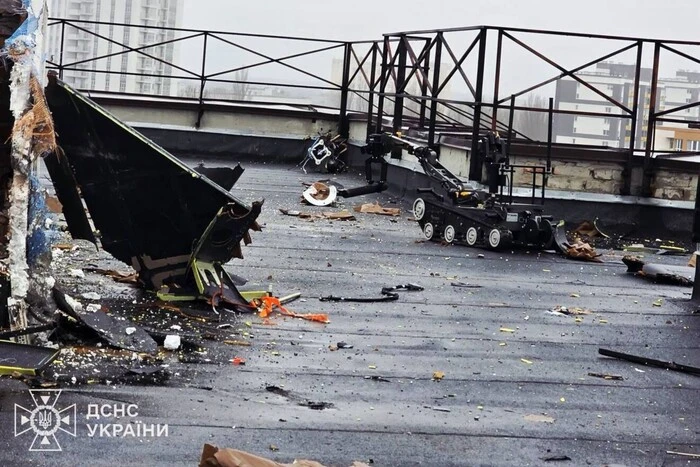 У Вишгороді БпЛА впав на дах будинку під час нічної атаки, але не вибухнув