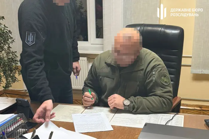 Заробляв на «відкатах». Керівник виправного закладу на Хмельниччині отримав підозру