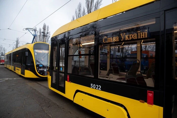Нові трамваї та автобуси вийшли на столичні маршрути: де курсують та як виглядають
