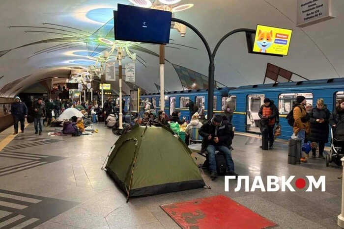 Метро Києва нагадує, де не можна спати під час тривоги і що мати при собі в укритті