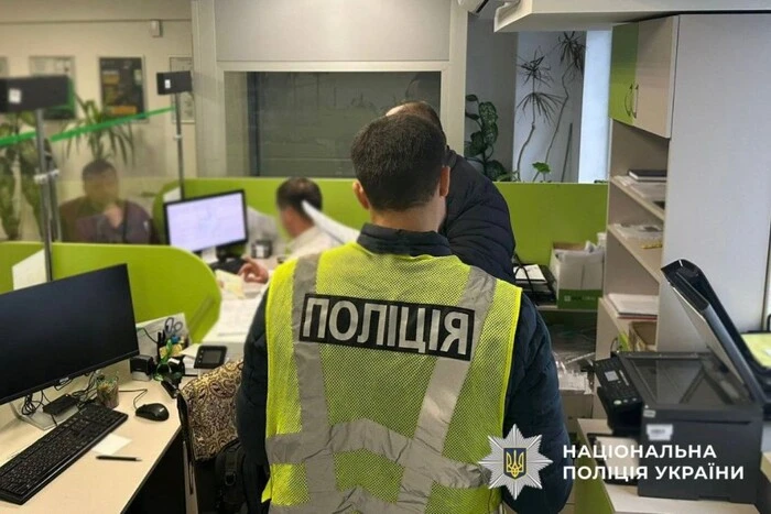 Затримано киянина, який «допомагав» із перереєстрацією авто без черги та без участі власників