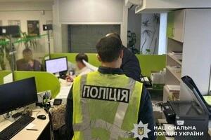 Поліція затримала киянина, який «допомагав» із перереєстрацією авто поза чергою та без участі власників