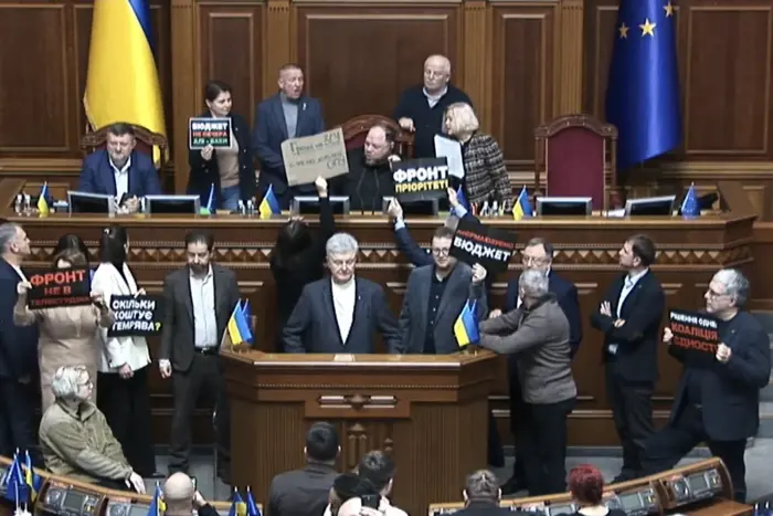 Депутати заблокували трибуну Ради