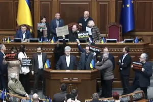 Парламентарі біля трибуни Ради скандували «Уряд геть»