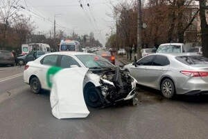 На Нивках сталося потрійне ДТП, рух громадського транспорту зупинено (фото)