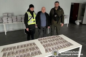 Київські поліцейські викрили посадовця, який обіцяв вплив на ТЦК за $10 тис