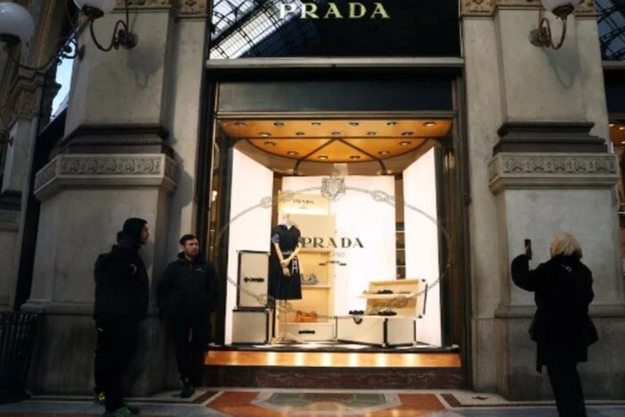 Злиття модних домів: Prada офіційно завершила покупку Versace