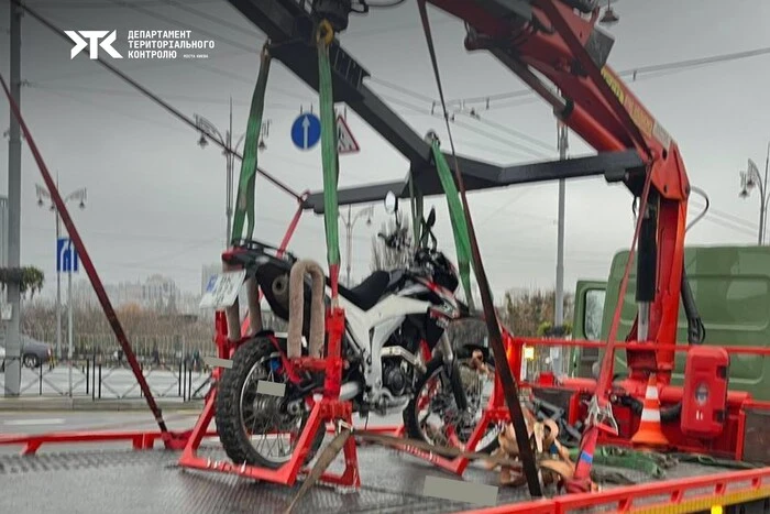 У Києві вперше евакуйовано мотоцикл за паркування у недозволеному місці