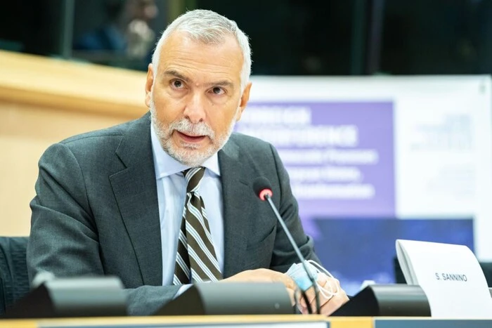 Топпосадовець ЄС йде у відставку після затримання у справі про шахрайство