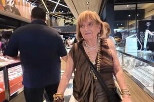 Жінка розповіла як працює щодня у поважному віці