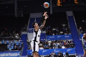 До переїзду у Росію Едвардс виступав у Національній студентській асоціації спорту (NCAA) у США