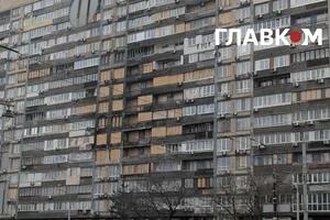 Який вигляд має будинок з відомим муралом на Печерську через два місяці після обстрілу (фото)