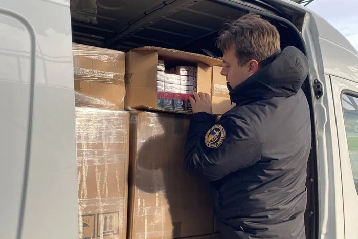 Контрабандні сигарети на 3,5 млн грн посадовець хотів провезти під прикриттям благодійності