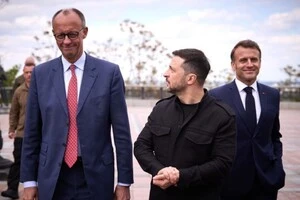 Канцлер Німеччини Фрідріх Мерц, президент України Володимир Зеленський та французький лідер Емманюель Макрон