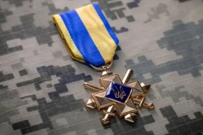 Кабмін затвердив щомісячні виплати нагородженим «Хрестом бойових заслуг»