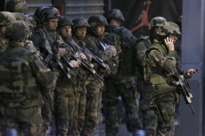 Французькі військові відкрили вогонь по дронах над базою атомних субмарин