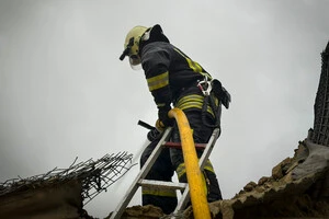 Рятувальники ліквідовують наслідки обстрілу на Львівщині