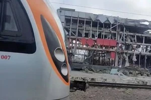 Потяг прибуває до зруйнованого вокзалу у Фастові