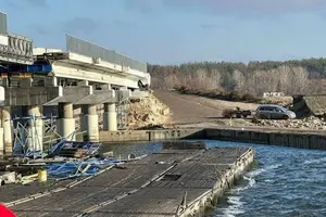 Обмеження введені у зв’язку з ворожим обстрілом, що призвів до небезпечних пошкоджень дорожньої інфраструктури та неможливості безпечного проїзду