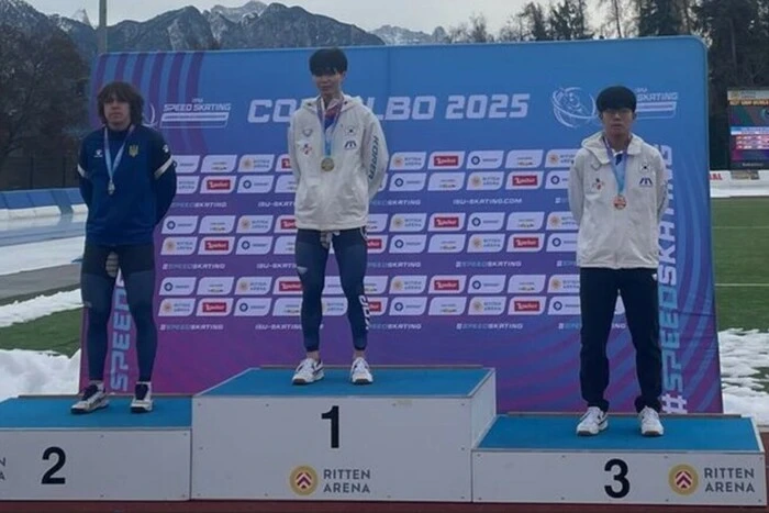 Уперше в історії України. Ковзаняр Хочин виборов дебютну медаль юніорського Кубка світу