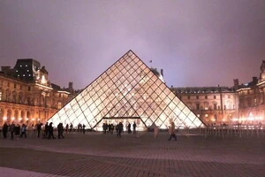 І знову Лувр. У найпопулярнішому музеї світу витік води пошкодив сотні рідкісних книг