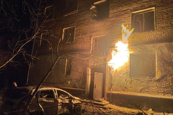 У Чернігові ворожий БпЛА вибухнув біля багатоповерхівки: є постраждалі