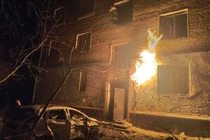 Ворожий БПЛА пошкодив будинок та автомобілі, виникла пожежа на газопроводі