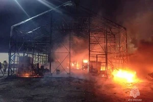 У Красноярську сталися два потужні вибухи, які спричинили масштабну пожежу на складах