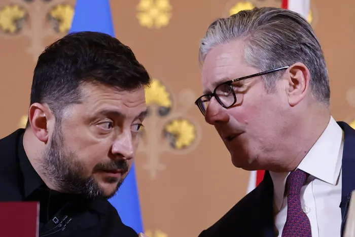 Стармер зустрінеться із Зеленським у вирішальний момент для переговорів – Bloomberg