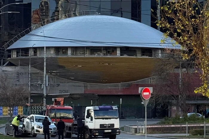 У «Літаючій тарілці» на Либідській демонтовано усі вікна, активісти б'ють на сполох