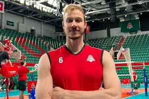 Деру брав участь у зустрічі клубу «Локомотив-Новосибірськ» з учасниками російського вторгнення в Україну