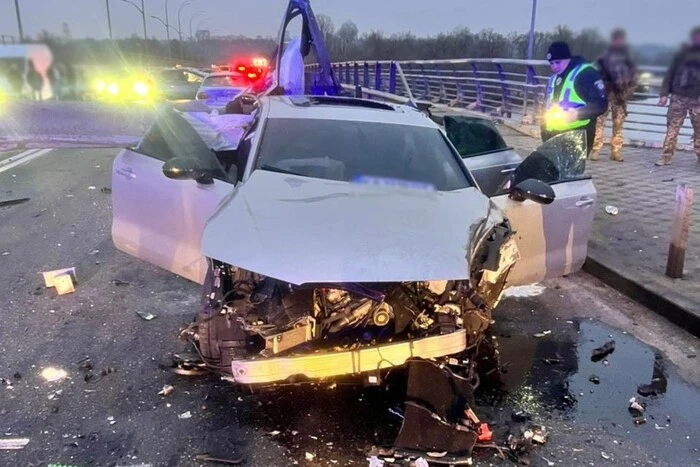Серйозна ДТП у Києві: рух в обох напрямках від мосту Метро повністю перекрито