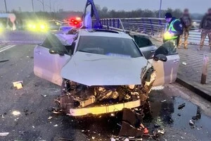 Серйозна ДТП у Києві: рух в обох напрямках від мосту Метро повністю перекрито