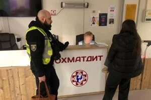 Правоохоронець разом із поліцейським офіцером громади супроводили жінку разом із хлопчиком до «Охматдиту»