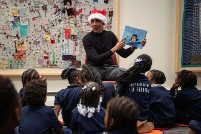 Барак Обама приміряв роль Санти і здивував школярів у Чикаго