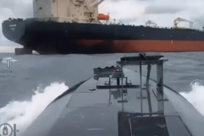 Дрони СБУ уразили в Чорному морі танкер «тіньового флоту» РФ Dashan – джерело