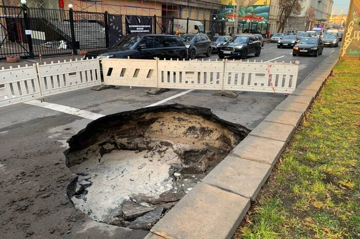 На Нижньому Валу стався провал асфальту. Літописна Глибочиця дає про себе знати