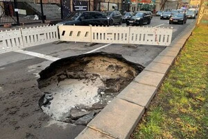 На Нижньому Валу стався провал асфальту. Літописна Глибочиця дає про себе знати