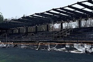 На стадіоні повністю згоріла одна із трибун, а також було сильно пошкоджено штучне покриття поля