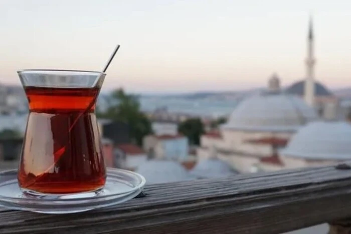 В турецьких кафе гостям масово подають фарбований чай: влада країни б'є на сполох