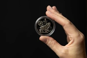 На аверсі монети в центрі композиції розміщено образ троянського коня