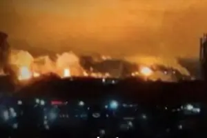 Унаслідок удару зафіксовано вибухи та потужну пожежу