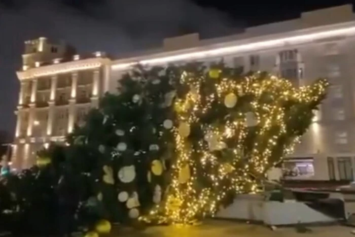 У Москві впала новорічна ялинка