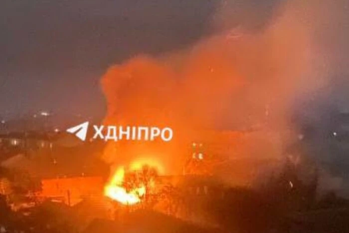 У Дніпрі пролунав вибух, виникла пожежа