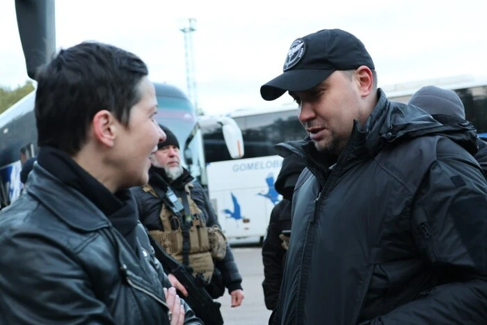 Буданов зустрів на кордоні звільнених із Білорусі цивільних: як це було