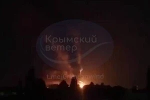 Тривожна ніч у Криму: вибухи пролунали по всьому півострову, палає нафтобаза