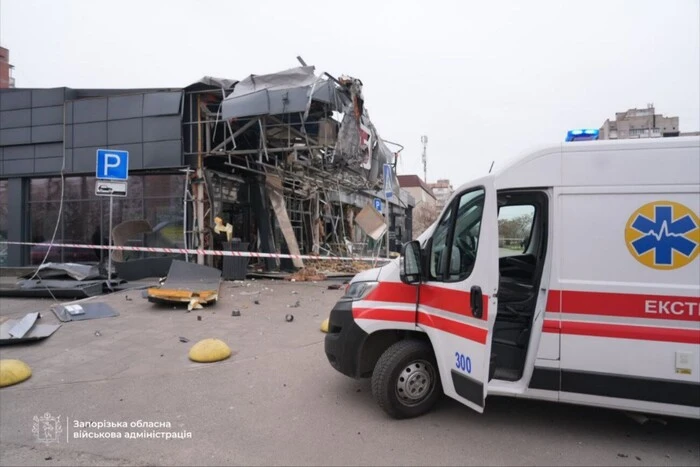 Росіяни вдарили по магазину в Запоріжжі: є поранені